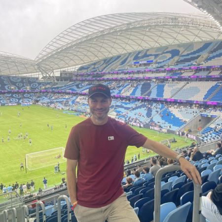 Pan Žikeš na fotbale v Sydney.JPEG